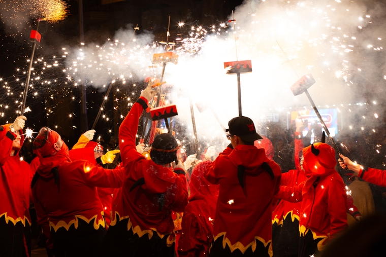 A crowd of "runners" lighting their props